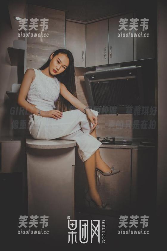 GIRLT果团网 - 网盘里的校服，莫雅琪好像重返学生时代，等会儿，真的只是在拍照？