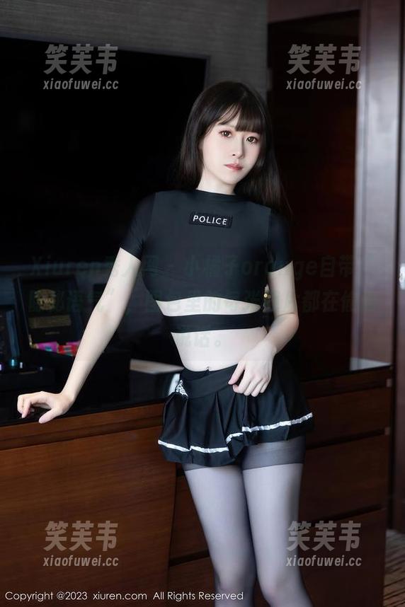 Xiuren秀人网 - 小橘子orange自带“隐秘语气”，图包里的每张照片都在偷偷说话。