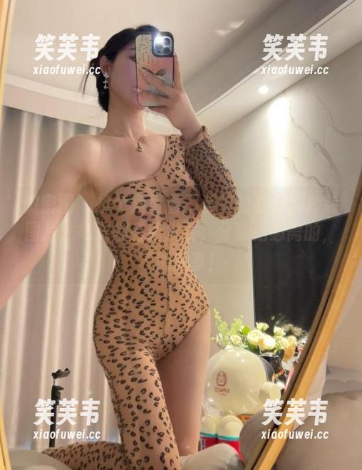 微密圈 - 换个角度看不爱笑的赛琳的套装图片，每次都有新发现，分享是必需的，不能独享！