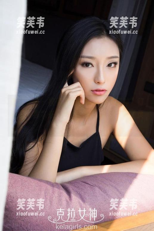克拉女神 - 被菁菁的白色写真“眼神”钉住了：我本来只想点个赞，结果迷失了灵魂。