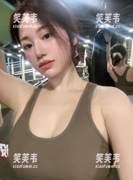 微密圈 - 看奶宝妹纸的泳装写真，总让我想起那些荧光色的浪花，图集好像有魔力。