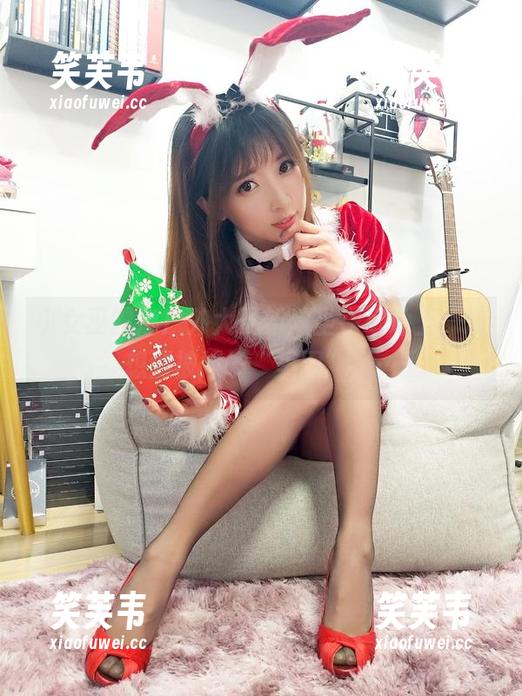 小女巫露娜户外大更新：坐在草地上，没想到被蚊子“美图”了…
