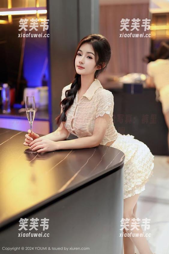尤蜜荟 - 娜露selena的网盘写真：裤里丝，让我忍不住多看几眼。