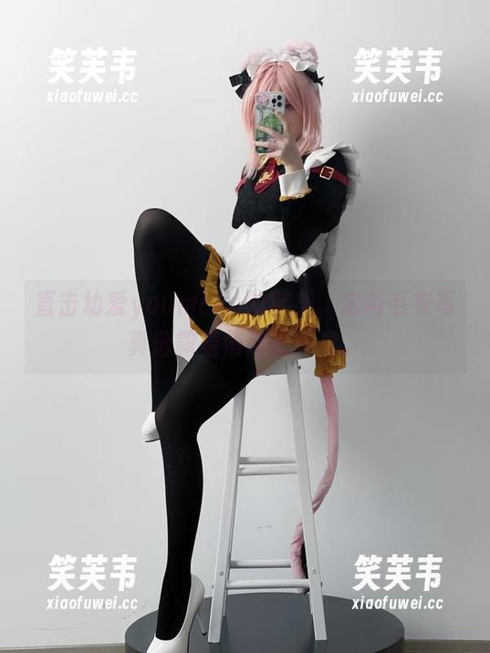 直击幼爱youmeko的审美，定制毛衣写真透露着俏皮的气息。