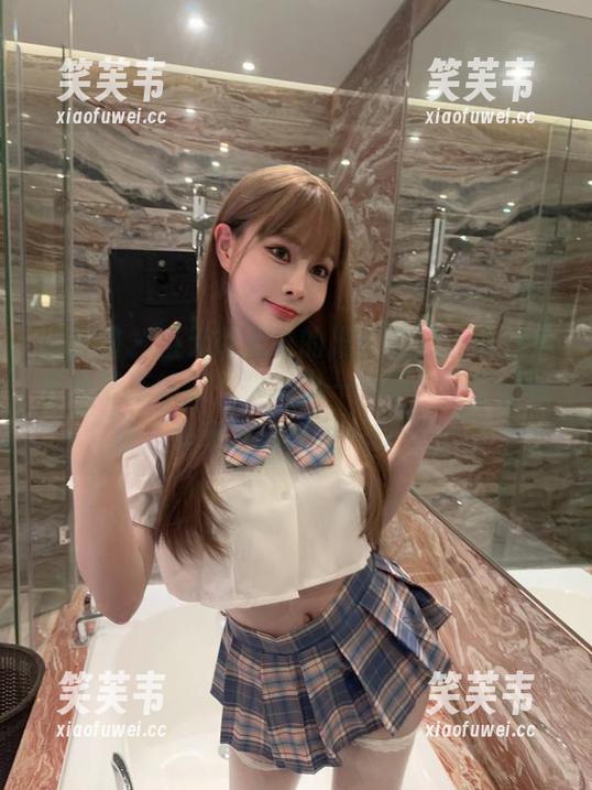 微密圈 - 当无欲无求的推土君遇上蕾丝吊带丝袜连体衣，散发出一种不太正经的优雅，快来下载原图一探究竟。