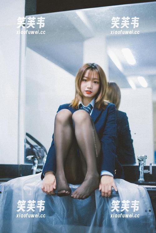 柒柒不可爱短裙写真集：高清版“裙摆一摇，思绪万千”，小心这裙风会刮走你的烦恼！