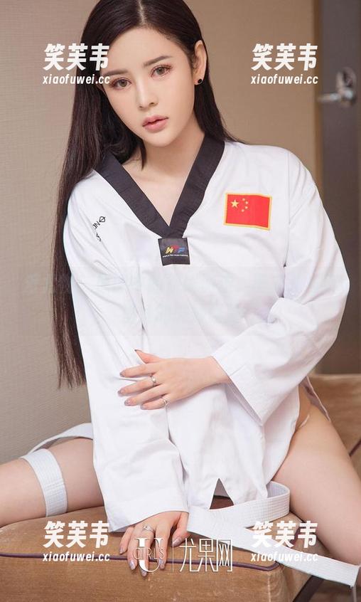 爱尤物 - 原图中的视线游走，李宓儿与裤里丝的微妙碰撞