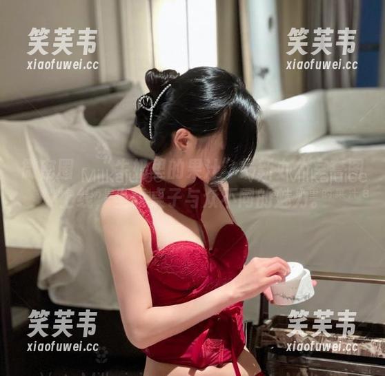 微密圈 - “牛奶里的果汁”最新办公室套图上线，坐靠桌子与众不同的魅力。