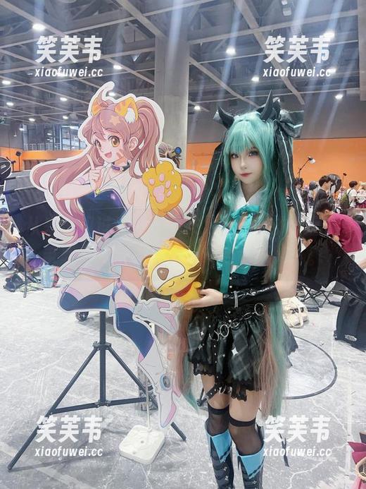 从来没见过这样的皮衣，狐玖玖的作品真带感，完全无圣光，一点也不掩饰。