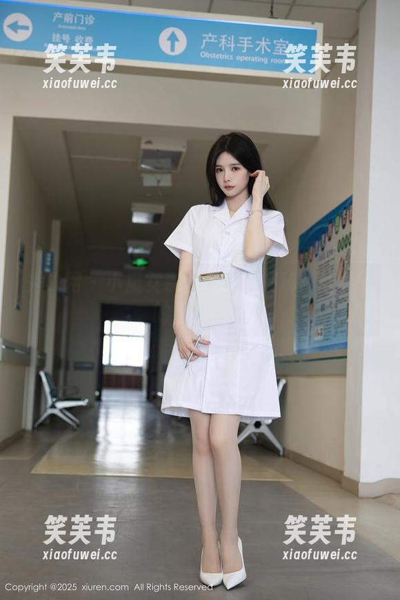 秀人网 - 小魔女奈奈原图大揭秘：丝袜下的奇思妙想
