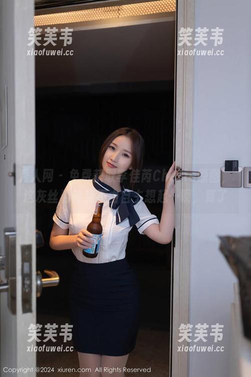 秀人网 - 免费获取李佳芮Cherie原图，这灰丝看得我不由自主想起…呃，算了