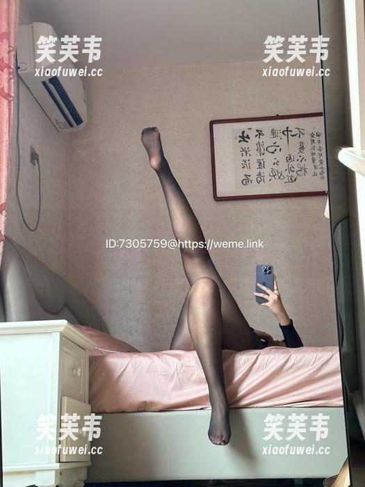 微密圈 - 办公室的美邵女Baby，照片中每个神情都透露着无奈和优雅的拉锯战