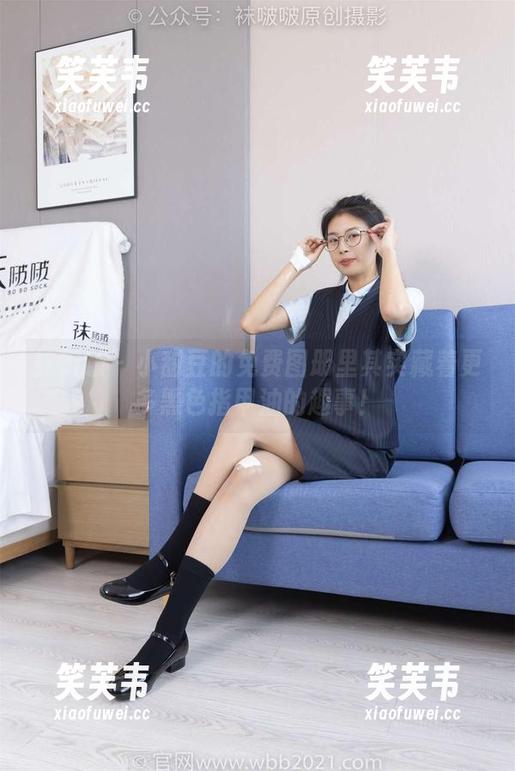 袜啵啵 - 小甜豆的免费图册里其实藏着更多黑色指甲油的趣事！