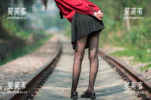 西呱呀呀呀的睡衣cos，完美展现懒散期的绝美状态，图册里别有洞天。