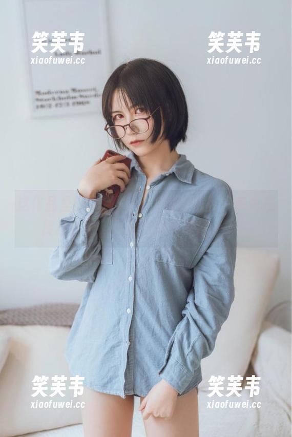 这作品里的逐月Su，穿着白衬衫，究竟在传达什么，可能得好好琢磨一下。