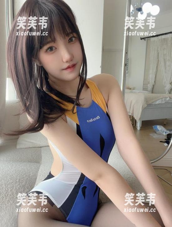 阿薰kaOri户外图包，树影、花海，她的身影像是一曲无声的旋律，谁会不想驻足呢？