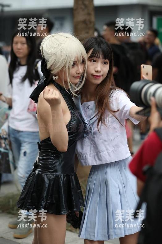魔镜街拍 - 白色连衣裙+楼楼=美图合集，是时候给你的视觉来点清酒加轰趴了！