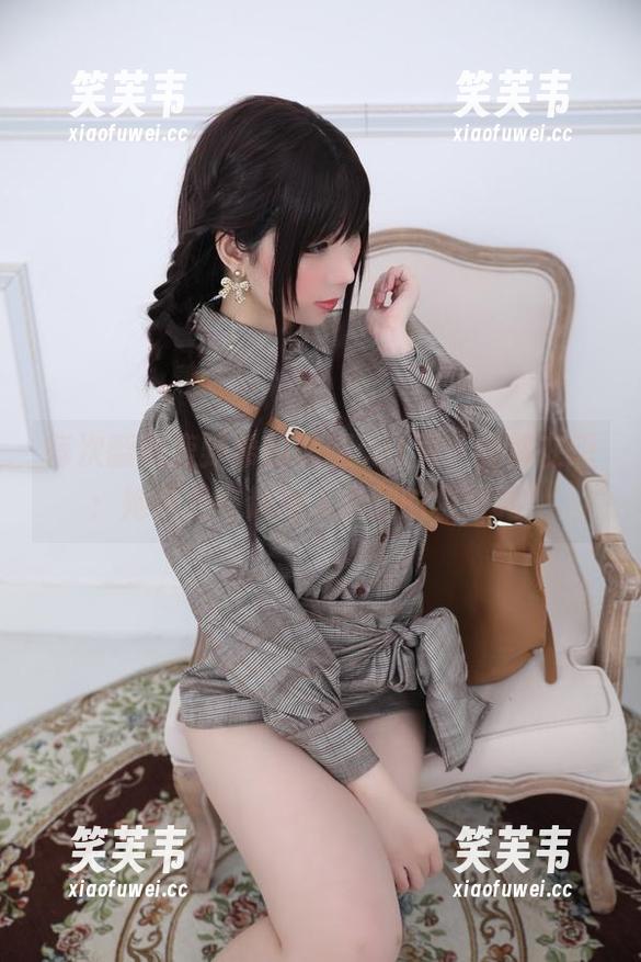 每次翻到鹿野希的美腿cos图，我都在想：她这是在超越人类腿的极限吗？